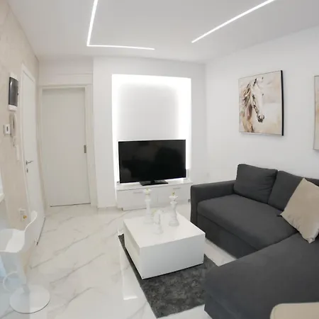 Coral With Free Private Parking Of Stayinthess