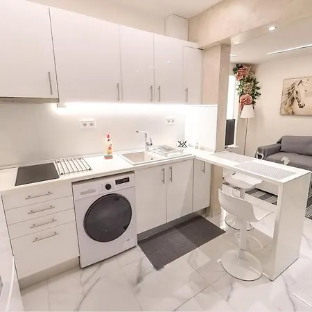 Apartment Coral With Free Private Parking Of Stayinthess